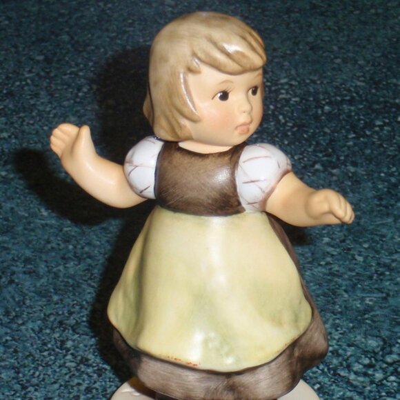 MINT CONDITION "Spring Waltz" Goebel Hummel Collectible Figurine 912/B - GIFT! - Picture 1 of 9